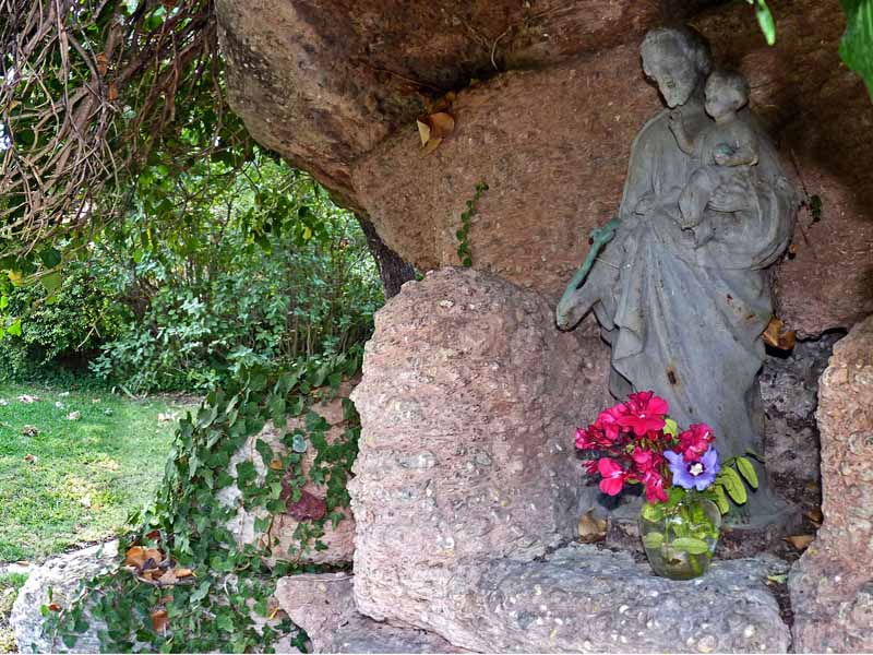 La statue de Saint-Joseph, à proximité de la terrasse du pettit-déjeuner.